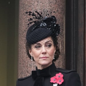 Elle avait également une broche en forme de coquelicot au niveau de sa veste
Catherine Kate Middleton, princesse de Galles - La famille royale honore les disparus des deux guerres mondiales lors de la cérémonie Remembrance Sunday ( Dimanche du souvenir ) au Cénotaphe à Londres