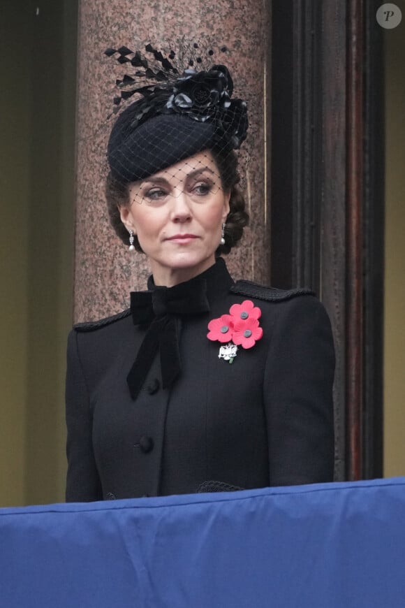 Elle avait également une broche en forme de coquelicot au niveau de sa veste
Catherine Kate Middleton, princesse de Galles - La famille royale honore les disparus des deux guerres mondiales lors de la cérémonie Remembrance Sunday ( Dimanche du souvenir ) au Cénotaphe à Londres