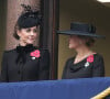 Les deux femmes ont été photographiées au balcon, s'échangeant des sourires et des regards complices.
Catherine Kate Middleton, princesse de Galles et Sophie Rhys-Jones duchesse d'Edimbourg - La famille royale honore les disparus des deux guerres mondiales lors de la cérémonie Remembrance Sunday ( Dimanche du souvenir ) au Cénotaphe à Londres