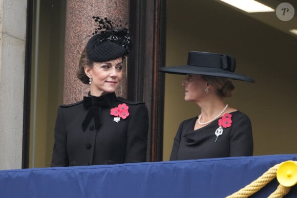 Les deux femmes ont été photographiées au balcon, s'échangeant des sourires et des regards complices.
Catherine Kate Middleton, princesse de Galles et Sophie Rhys-Jones duchesse d'Edimbourg - La famille royale honore les disparus des deux guerres mondiales lors de la cérémonie Remembrance Sunday ( Dimanche du souvenir ) au Cénotaphe à Londres