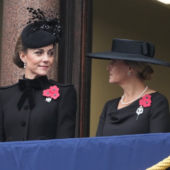 Les deux femmes ont été photographiées au balcon, s'échangeant des sourires et des regards complices.
Catherine Kate Middleton, princesse de Galles et Sophie Rhys-Jones duchesse d'Edimbourg - La famille royale honore les disparus des deux guerres mondiales lors de la cérémonie Remembrance Sunday ( Dimanche du souvenir ) au Cénotaphe à Londres