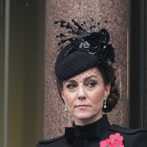 Elle portait également des boucles d'oreilles en diamant et des perles ayant appartenu à la défunte reine
Catherine Kate Middleton, princesse de Galles - La famille royale honore les disparus des deux guerres mondiales lors de la cérémonie Remembrance Sunday ( Dimanche du souvenir ) au Cénotaphe à Londres