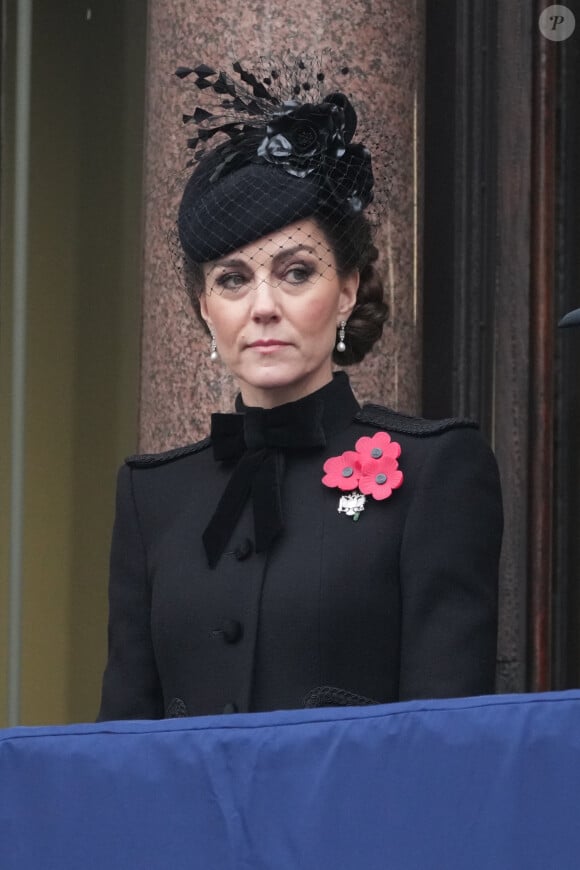 Elle portait également des boucles d'oreilles en diamant et des perles ayant appartenu à la défunte reine
Catherine Kate Middleton, princesse de Galles - La famille royale honore les disparus des deux guerres mondiales lors de la cérémonie Remembrance Sunday ( Dimanche du souvenir ) au Cénotaphe à Londres