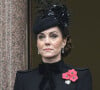 Toujours habillée de noir, comme la journée précédente, la maman de George, Louis et Charlotte était vêtue d'un ensemble Catherine Walker
Catherine Kate Middleton, princesse de Galles honore les disparus des deux guerres mondiales lors de la cérémonie Remembrance Sunday ( Dimanche du souvenir ) au Cénotaphe à Londres