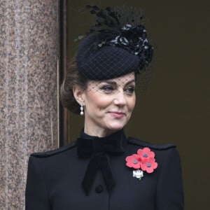 ainsi qu'une broche argentée des Queen's Dragoon Guards, clin d'oeil à son rôle de colonel en chef du régiment selon "Hello !".
Catherine Kate Middleton, princesse de Galles honore les disparus des deux guerres mondiales lors de la cérémonie Remembrance Sunday ( Dimanche du souvenir ) au Cénotaphe à Londres