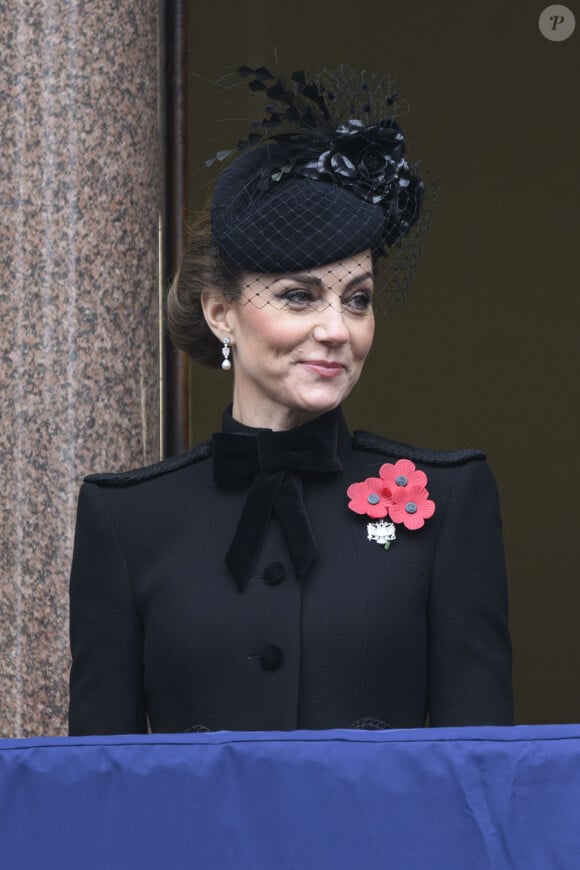 ainsi qu'une broche argentée des Queen's Dragoon Guards, clin d'oeil à son rôle de colonel en chef du régiment selon "Hello !".
Catherine Kate Middleton, princesse de Galles honore les disparus des deux guerres mondiales lors de la cérémonie Remembrance Sunday ( Dimanche du souvenir ) au Cénotaphe à Londres