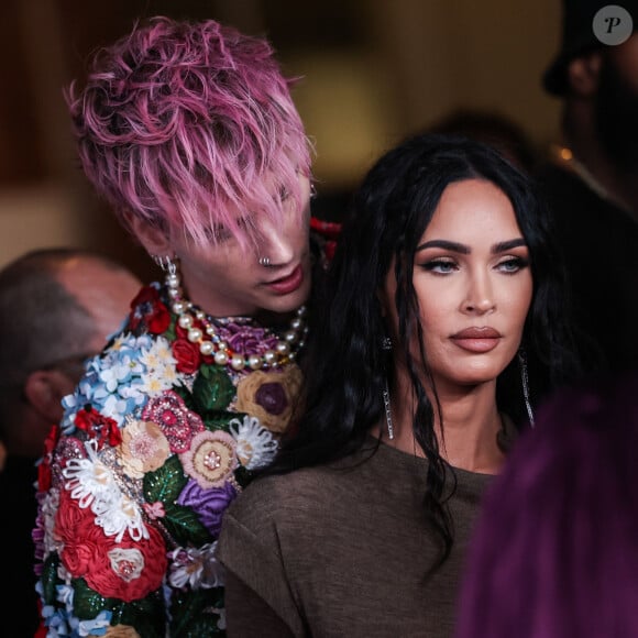 L'actrice américaine est enceinte de son premier enfant avec son compagnon Machine Gun Kelly
Machine Gun Kelly, Megan Fox au photocall de la 6ème édition des Los Angeles fashion awards, le 10 avril 2022. 