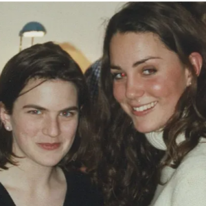 Une photo inédite d'elle dévoilée par une ami de la fac 
Laura Warhsaur poste une ancienne photo d'elle avec Kate Middleton sur "Instagram".