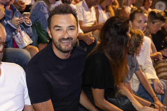 Et entre d'autres clichés de repas gourmands et souvenirs festifs avec les copains, Cyril Lignac a immortalisé sa compagne en train de passer du bon temps en pleine nature à la campagne avec leur fils Léo
Exclusif - Cyril Lignac - Maxime Gasteuil présente son spectacle au festival de Ramatuelle le 8 août 2023. © Cyril Bruneau / Bestimage