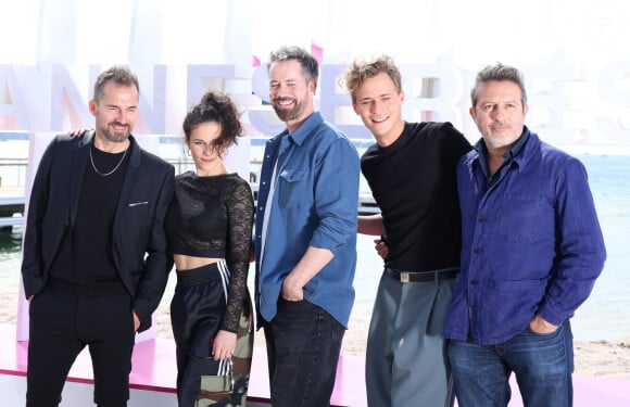 Hector Langevin, Raphaele Volkoff, Franck Monsigny, Emmanuel Moire et Farouk Bermouga - Photocall de "Demain nous appartient" lors du 7ème festival international Canneséries à Cannes, le 6 avril 2024. © Denis Guignebourg / Bestimage