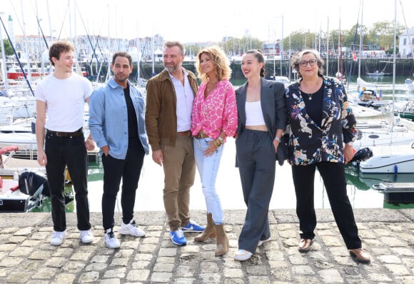 Dimitri Fouque, Samy Gharbi, Alexandre Brasseur, Ingrid Chauvin, Camille Genau et Catherine Benguigui au photocall de la série "Demain Nous Appartient" lors de la 25ème édition du Festival de la fiction de la Rochelle, France, le 16 septembre 2023. © Denis Guignebourg/BestImage 