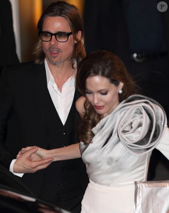 Angelina Jolie et Brad Pitt à la sortie de l'after à la bibliothèque nationale de la première du film "Au pays du sang et du miel" - à Paris en 2012.