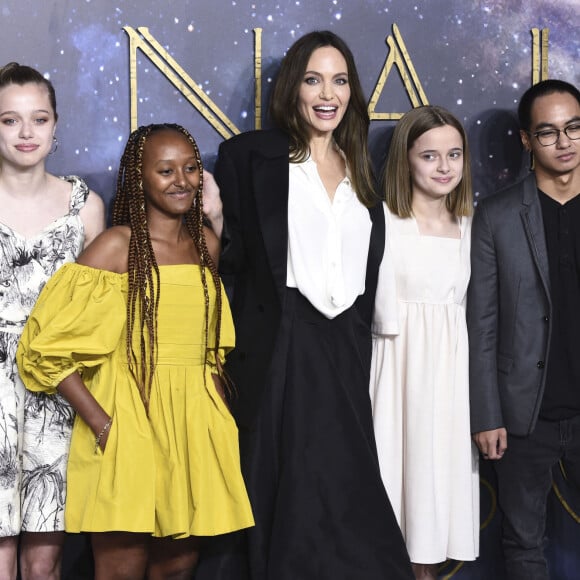 Angelina Jolie et ses enfants : Shiloh Jolie-Pitt , Zahara, Vivienne, Maddox, Knox Leon au photocall de la première du film Les Eternels (Eternals) au cinéma BFI Imax de Londres le 27 octobre 2021. © Future-Image via ZUMA Press / Bestimage