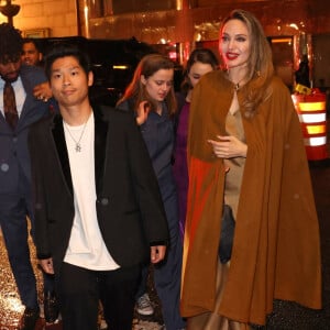 New York City, NY - Angelina Jolie et sa famille arrivent au Cipriani après avoir assisté à la comédie musicale " The Outsiders " qu'elle a produite à New York.