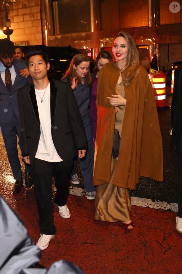 New York City, NY - Angelina Jolie et sa famille arrivent au Cipriani après avoir assisté à la comédie musicale " The Outsiders " qu'elle a produite à New York.