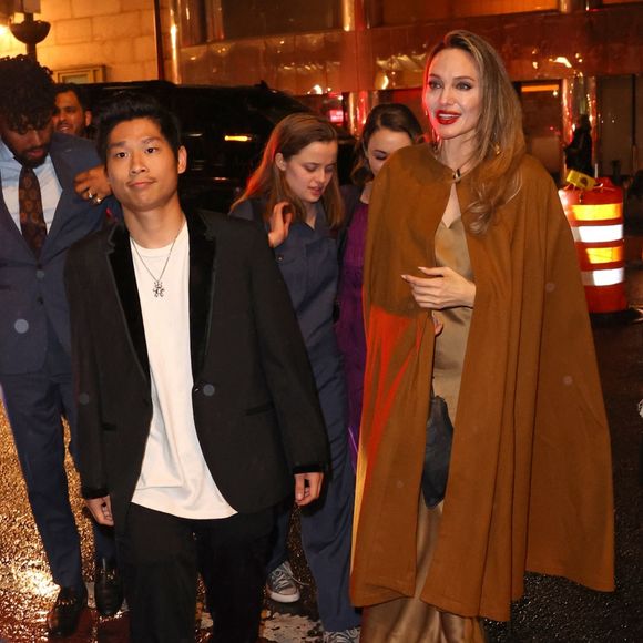 New York City, NY - Angelina Jolie et sa famille arrivent au Cipriani après avoir assisté à la comédie musicale " The Outsiders " qu'elle a produite à New York.
