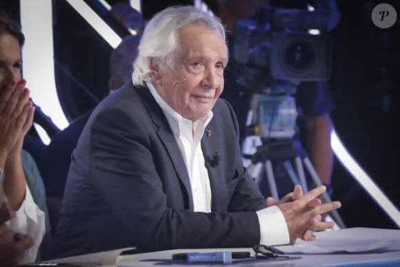 Exclusif - Michel Sardou sur le plateau de l'émission Touche pas à mon poste (TPMP) présentée en direct par C.Hanouna et diffusée sur C8 le 29 août 2022. © Jack Tribeca / Bestimage