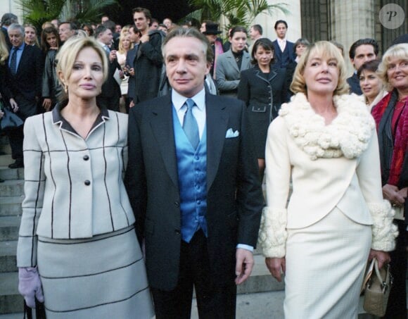 Archives - Ivana Gobbi, Michel Sardou et son ex-femme Élisabeth Haas (Babette) - Mariage de Romain Sardou et Francesca Gobbi en l'église La Madeleine à Paris. Le 16 octobre 1999 © Jean-Claude Woestelenadt / Bestimage