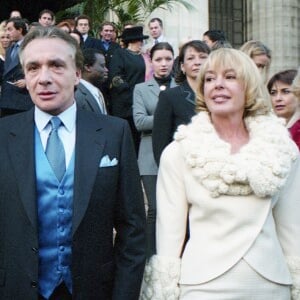 Archives - Ivana Gobbi, Michel Sardou et son ex-femme Élisabeth Haas (Babette) - Mariage de Romain Sardou et Francesca Gobbi en l'église La Madeleine à Paris. Le 16 octobre 1999 © Jean-Claude Woestelandt / Bestimage