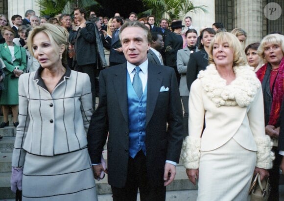 Archives - Ivana Gobbi, Michel Sardou et son ex-femme Élisabeth Haas (Babette) - Mariage de Romain Sardou et Francesca Gobbi en l'église La Madeleine à Paris. Le 16 octobre 1999 © Jean-Claude Woestelandt / Bestimage