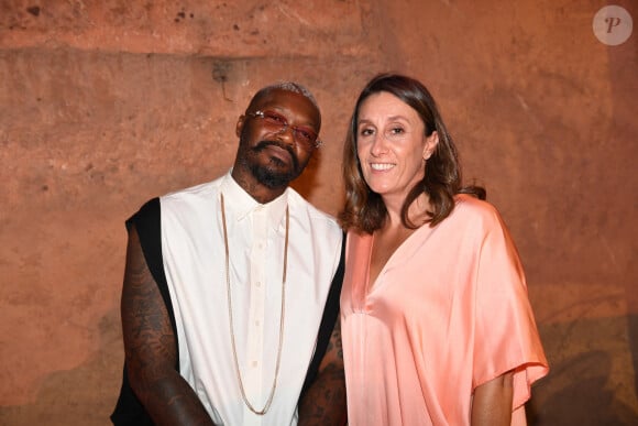 Exclusif - Djibril Cissé et guest lors de la soirée du grand gala du "Marrakech du Rire 2022" pour la 10ème édition au palais El Badiî à Marrakech, Maroc, le 18 juin 2022. © Rachid Bellak/Bestimage