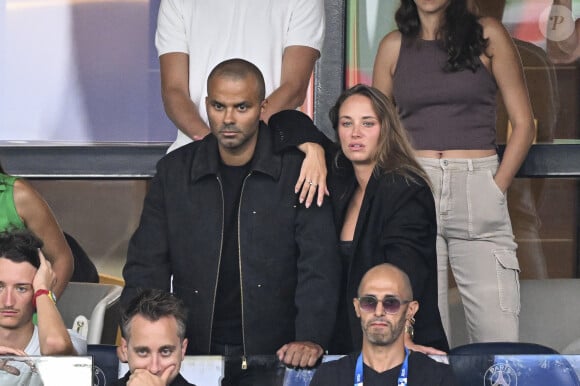 Tony Parker et sa nouvelle compagne Agathe Teyssier lors de la finale qui oppose la France à l'Espagne pour les Jeux Olympiques au Parc des Princes à Paris, le 9 aout 2024. © Jacovides-Perusseau/Bestimage 