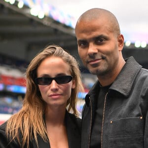 Tony Parker et sa compagne Agathe Teyssier avant l'épreuve finale de football opposant la France à l'Espagne lors des Jeux Olympiques de Paris 2024 (JO) au Parc des Princes, à Paris, France, le 9 août 2024. © Jacovides-Perusseau/Bestimage 