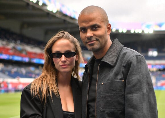 Tony Parker et sa compagne Agathe Teyssier avant l'épreuve finale de football opposant la France à l'Espagne lors des Jeux Olympiques de Paris 2024 (JO) au Parc des Princes, à Paris, France, le 9 août 2024. © Jacovides-Perusseau/Bestimage 