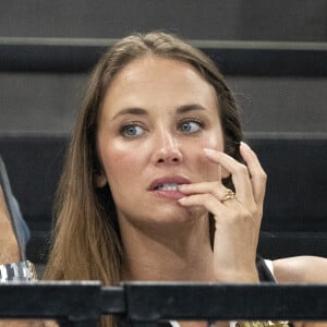 Tony Parker avec son fils Josh et sa compagne Agathe Teyssier, assistent aux épreuves de Gymnastique artistique féminine, finale du concours général lors des Jeux Olympiques de Paris 2024 (JO) au Palais omnisports Bercy Arena, à Paris, France, le 1er août 2024. © Jacovides-Perusseau/Bestimage 