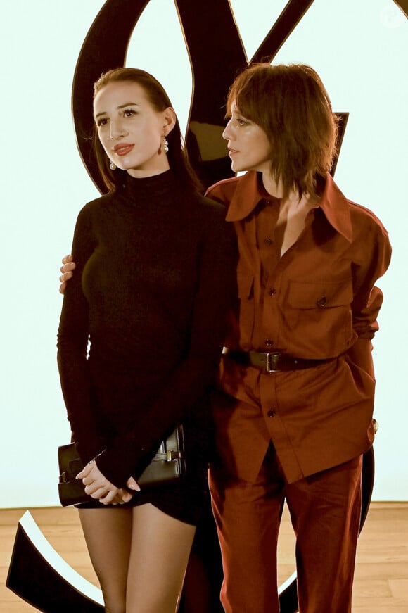 Mais même à des milliers de kilomètres - Alice se trouvait alors à New York - il a voulu marquer le coup et ce, avec l'aide du public.
Alice Attal, Charlotte Gainsbourg au photocall du défilé Saint Laurent collection femme automne/hiver 2024-2025 lors de la fashion week à Paris (PFW) le 27 février 2024. © Olivier Borde / Bestimage