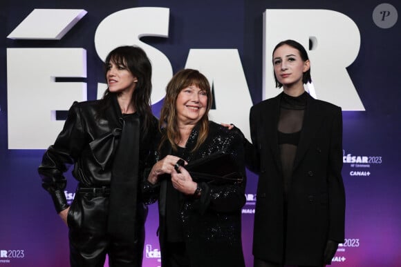 Jane Birkin avec Charlotte Gainsbourg et sa fille Alice Attal au photocall de la 48ème cérémonie des César à l'Olympia à Paris le 24 février 2023 © Dominique Jacovides / Olivier Borde / Bestimage