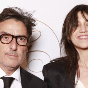 "une faveur" au public. "C'est rare que ça m'arrive mais il faut que je vous demande quelque chose ce soir.
Yvan Attal, Charlotte Gainsbourg - Photocall de la 10ème édition du "Global Gift Gala 2022" au Four Seasons Hotel George V à Paris le 19 novembre 2022. © Christophe Aubert via Bestimage 