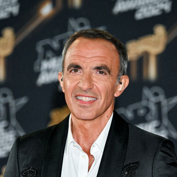 Nikos Aliagas - Photocall de la 26ème édition des NRJ Music Awards au palais des festivals de Cannes, le 1er novembre 2024. © Bebert / Guignebourg / Bestimage 