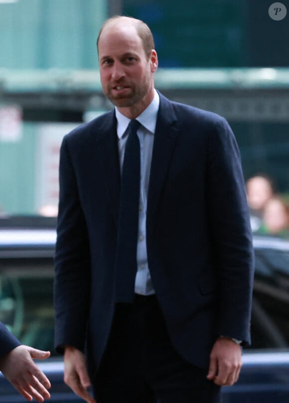 Alors de passage à l'Université d'Ulster à Belfast en Irlande, le prince William a été hué en plus de recevoir d'innombrables sarcasmes de la part de certains étudiants en quittant l'établissement.
Le Prince de Galles a visité le Foyer de Belfast, un service d'hébergement temporaire et d'accompagnement géré par l'organisation caritative Simon Community, qui est membre de la coalition locale Homewards Northern Ireland. Une partie du travail de Simon Community consiste à mettre en oeuvre des programmes visant à prévenir et à mettre fin au sans-abrisme pour les jeunes qui quittent le système de prise en charge.