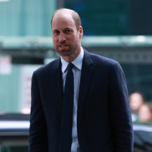 Alors de passage à l'Université d'Ulster à Belfast en Irlande, le prince William a été hué en plus de recevoir d'innombrables sarcasmes de la part de certains étudiants en quittant l'établissement.
Le Prince de Galles a visité le Foyer de Belfast, un service d'hébergement temporaire et d'accompagnement géré par l'organisation caritative Simon Community, qui est membre de la coalition locale Homewards Northern Ireland. Une partie du travail de Simon Community consiste à mettre en oeuvre des programmes visant à prévenir et à mettre fin au sans-abrisme pour les jeunes qui quittent le système de prise en charge.