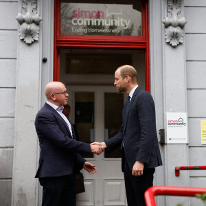 Le Prince William serre la main du PDG de Simon Community, Jim Dennison, après une visite au Foyer de Belfast, un service d'hébergement temporaire et de soutien géré par l'association caritative Simon Community, qui est membre de la coalition locale Homewards Northern Ireland. Une partie du travail de Simon Community consiste à mettre en oeuvre des programmes visant à prévenir et à mettre fin au sans-abrisme pour les jeunes qui quittent le système de prise en charge.