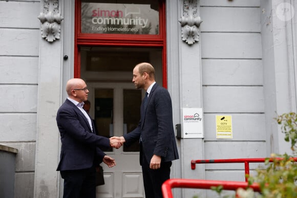 Le Prince William serre la main du PDG de Simon Community, Jim Dennison, après une visite au Foyer de Belfast, un service d'hébergement temporaire et de soutien géré par l'association caritative Simon Community, qui est membre de la coalition locale Homewards Northern Ireland. Une partie du travail de Simon Community consiste à mettre en oeuvre des programmes visant à prévenir et à mettre fin au sans-abrisme pour les jeunes qui quittent le système de prise en charge.