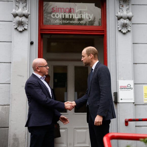 Le Prince William serre la main du PDG de Simon Community, Jim Dennison, après une visite au Foyer de Belfast, un service d'hébergement temporaire et de soutien géré par l'association caritative Simon Community, qui est membre de la coalition locale Homewards Northern Ireland. Une partie du travail de Simon Community consiste à mettre en oeuvre des programmes visant à prévenir et à mettre fin au sans-abrisme pour les jeunes qui quittent le système de prise en charge.