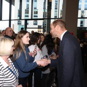 Le Prince de Galles rencontre le personnel et les étudiants réunis lors d'une visite au centre du campus de la ville de Belfast de l'Université d'Ulster, pour s'informer du travail effectué pour consolider l'Irlande du Nord en tant que leader mondial de l'excellence créative et de l'innovation, en développant et en perfectionnant la future main-d'oeuvre et en développant les capacités technologiques.