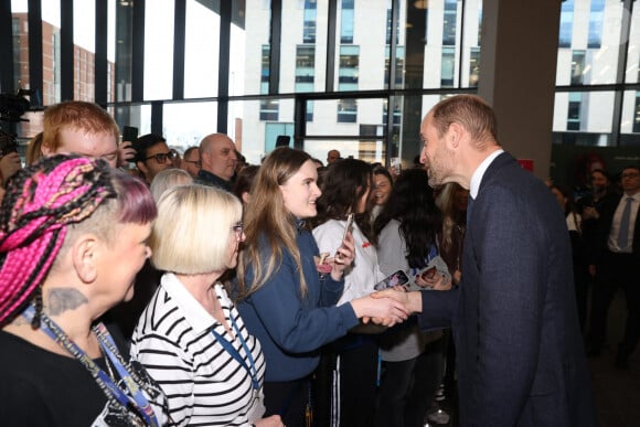 Le Prince de Galles rencontre le personnel et les étudiants réunis lors d'une visite au centre du campus de la ville de Belfast de l'Université d'Ulster, pour s'informer du travail effectué pour consolider l'Irlande du Nord en tant que leader mondial de l'excellence créative et de l'innovation, en développant et en perfectionnant la future main-d'oeuvre et en développant les capacités technologiques.