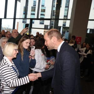 Le Prince de Galles rencontre le personnel et les étudiants réunis lors d'une visite au centre du campus de la ville de Belfast de l'Université d'Ulster, pour s'informer du travail effectué pour consolider l'Irlande du Nord en tant que leader mondial de l'excellence créative et de l'innovation, en développant et en perfectionnant la future main-d'oeuvre et en développant les capacités technologiques.