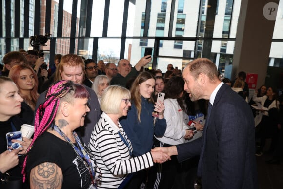 Le Prince de Galles rencontre le personnel et les étudiants réunis lors d'une visite au centre du campus de la ville de Belfast de l'Université d'Ulster, pour s'informer du travail effectué pour consolider l'Irlande du Nord en tant que leader mondial de l'excellence créative et de l'innovation, en développant et en perfectionnant la future main-d'oeuvre et en développant les capacités technologiques.