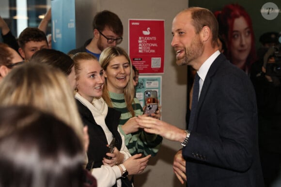 Le Prince de Galles rencontre le personnel et les étudiants réunis lors d'une visite au centre du campus de la ville de Belfast de l'Université d'Ulster, pour s'informer du travail effectué pour consolider l'Irlande du Nord en tant que leader mondial de l'excellence créative et de l'innovation, en développant et en perfectionnant la future main-d'oeuvre et en développant les capacités technologiques.