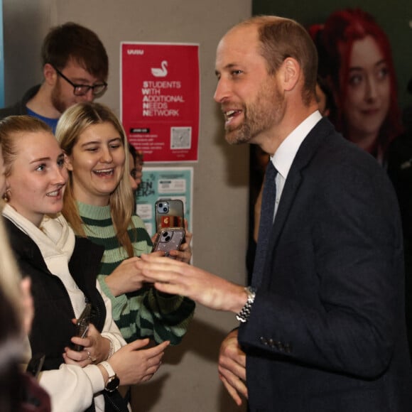 Le Prince de Galles rencontre le personnel et les étudiants réunis lors d'une visite au centre du campus de la ville de Belfast de l'Université d'Ulster, pour s'informer du travail effectué pour consolider l'Irlande du Nord en tant que leader mondial de l'excellence créative et de l'innovation, en développant et en perfectionnant la future main-d'oeuvre et en développant les capacités technologiques.