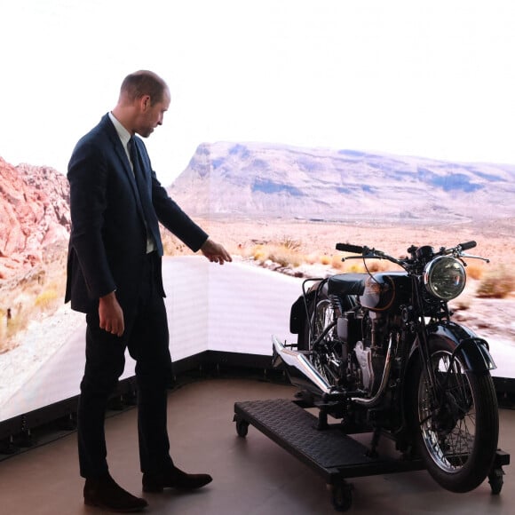 Le prince de Galles montre le pot d'échappement de la moto dans le studio de production virtuelle ultramoderne, où les étudiants développent leurs compétences en matière de production virtuelle, lors d'une visite au centre du campus de la ville de Belfast de l'université d'Ulster, afin de s'informer sur le travail effectué pour consolider l'Irlande du Nord en tant que leader mondial de l'excellence créative et de l'innovation, en développant et en perfectionnant la future main-d'oeuvre et en développant les capacités technologiques.