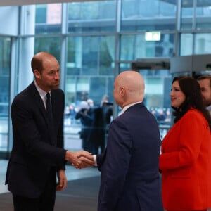 Le prince de Galles serre la main du professeur Paul Bartholomew, vice-chancelier de l'université, alors qu'il arrive pour une visite au Belfast City Campus Centre de l'université d'Ulster, afin de s'informer sur le travail effectué pour consolider l'Irlande du Nord en tant que leader mondial de l'excellence créative et de l'innovation, en développant et en perfectionnant la future main-d'oeuvre et en développant les capacités technologiques.