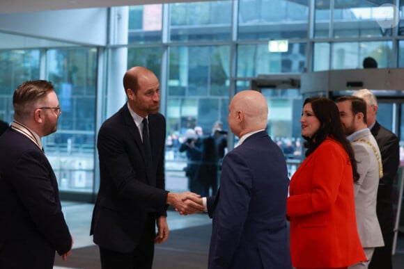 Le prince de Galles serre la main du professeur Paul Bartholomew, vice-chancelier de l'université, alors qu'il arrive pour une visite au Belfast City Campus Centre de l'université d'Ulster, afin de s'informer sur le travail effectué pour consolider l'Irlande du Nord en tant que leader mondial de l'excellence créative et de l'innovation, en développant et en perfectionnant la future main-d'oeuvre et en développant les capacités technologiques.