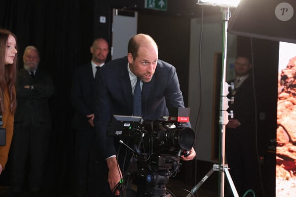 Le prince de Galles essaie l'équipement de caméra dans un studio de production virtuelle ultramoderne, où les étudiants développent leurs compétences en matière de production virtuelle, lors d'une visite à l'université d'Ulster, au Belfast City Campus Centre, pour s'informer sur le travail effectué pour consolider l'Irlande du Nord en tant que leader mondial de l'excellence créative et de l'innovation, en développant et en perfectionnant la future main-d'oeuvre et en développant les capacités technologiques.