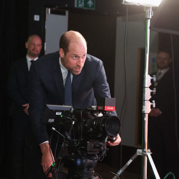 Le prince de Galles essaie l'équipement de caméra dans un studio de production virtuelle ultramoderne, où les étudiants développent leurs compétences en matière de production virtuelle, lors d'une visite à l'université d'Ulster, au Belfast City Campus Centre, pour s'informer sur le travail effectué pour consolider l'Irlande du Nord en tant que leader mondial de l'excellence créative et de l'innovation, en développant et en perfectionnant la future main-d'oeuvre et en développant les capacités technologiques.