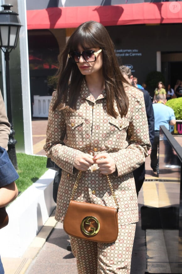 Lors d’une interview avec La Provence, elle a confié ressentir un manque physique de la lumière et du soleil de sa région natale
Clara Luciani se promène sur la croisette lors du 75ème Festival International du Film de Cannes, le 21 mai 2022. 